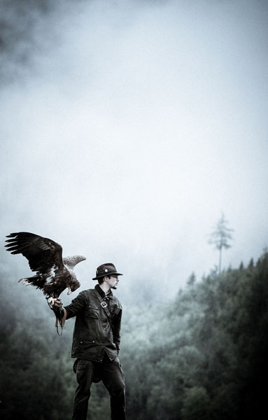 Falkner mit Greifvogel