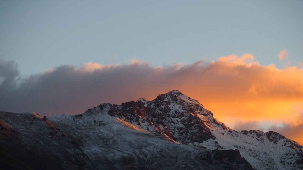Berg in Abenddämmerung